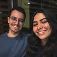 Eloisa e Ygor, lado a lado, sorrindo para a câmera.